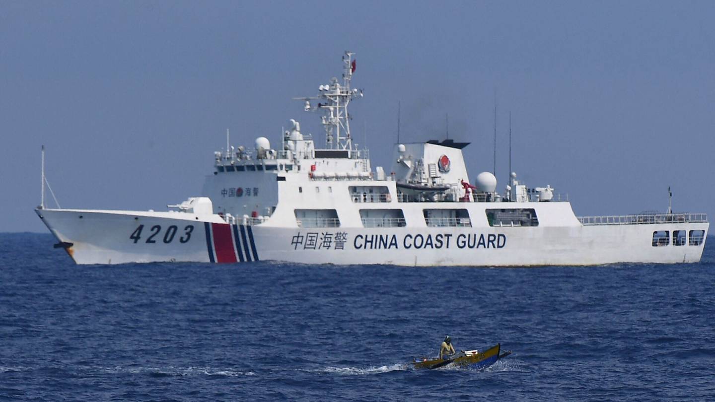 Aluekiistat | Filippiinit väittää Kiinan laivan osuneen tarkoituksella Filippiinien laivaan