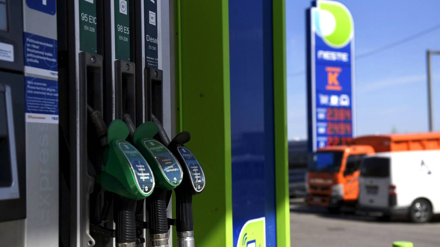 Verotus | Kysely: Suurin osa ekonomisteista tyrmää polttoaine­veron alentamisen