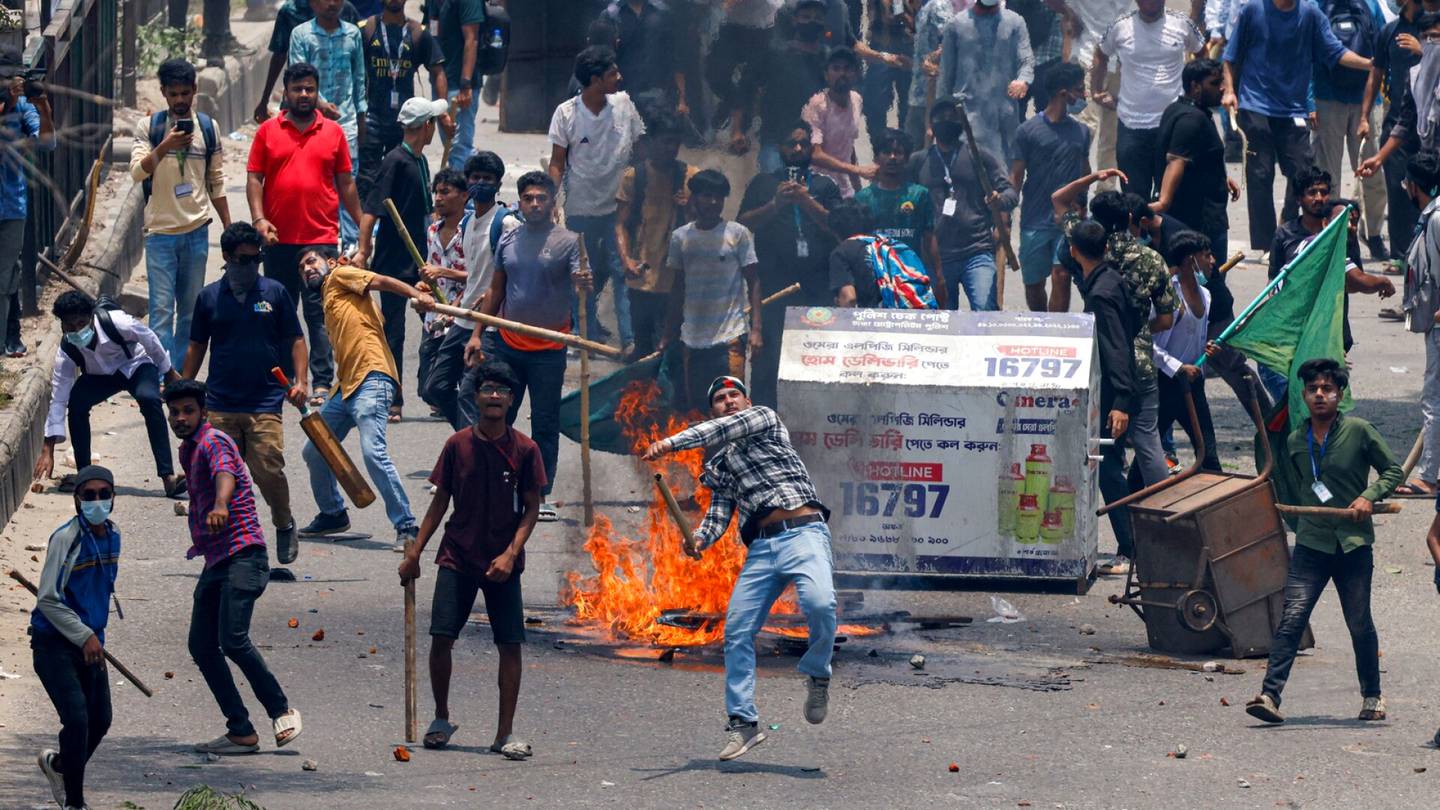Mielenosoitukset | Bangladeshissa yli 30 kuollut opiskelijamielenosoituksissa, valtion televisioyhtiön toimitusrakennus sytytettiin tuleen