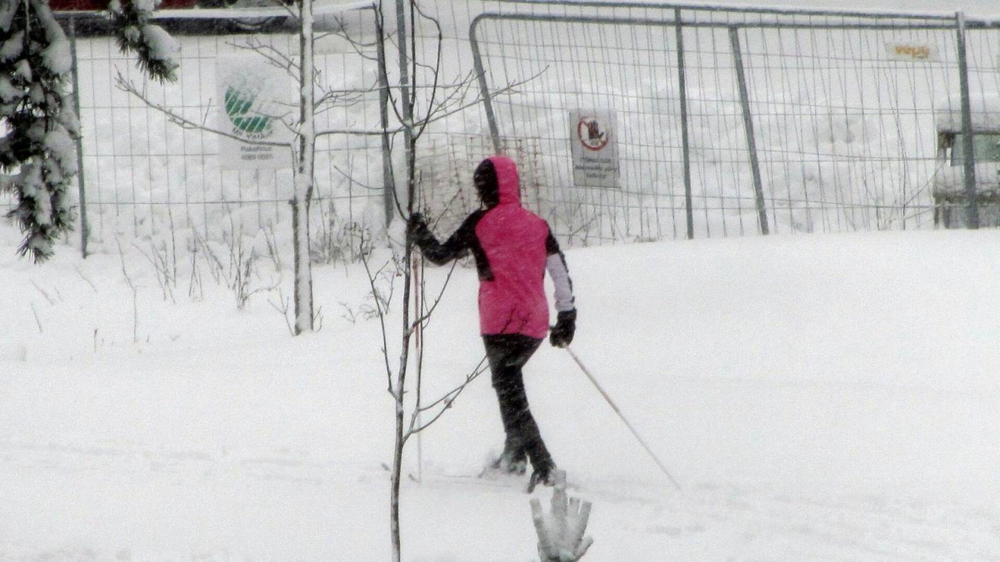 Sää | Valtteri-myrsky tasasi lumi­tilanteen Etelä- ja Pohjois-Suomen välillä: eniten lunta oli sunnuntai-iltaan mennessä satanut Espoossa ja Hyvinkäällä