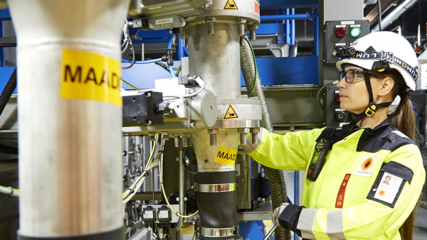 Metsäteollisuus | Suomalais-ruotsalainen yritys kehitti jäteliemestä supermateriaalin, ja se voi mullistaa sähköautoilun