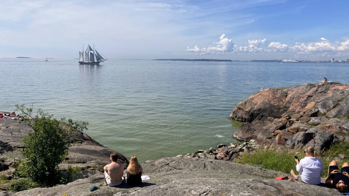 Ympäristö | Helsingin suosituimman turistikohteen rantavesi muuttui vihreäksi