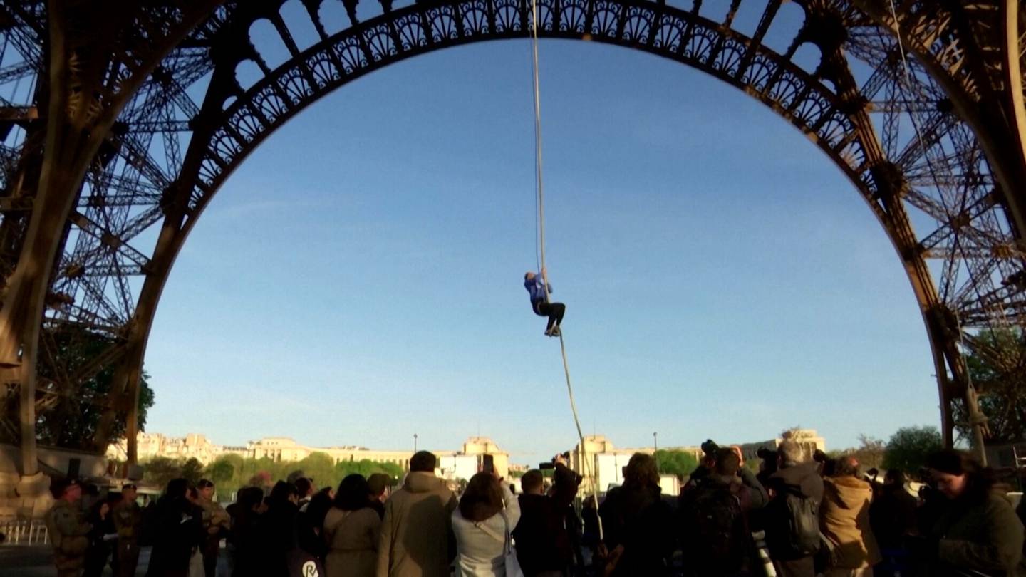 Video | Ranskalais­nainen teki maailman­ennätyksen: kiipesi Eiffel-torniin köyttä pitkin