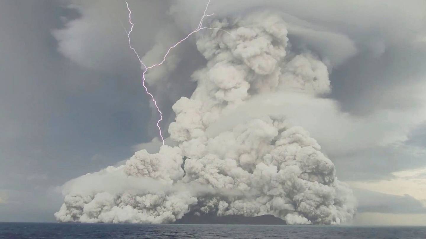 Tulivuoret | Tongan tuli­vuoren­­purkaus aiheutti valtavan tuhka­pilven ja hurjan salamoinnin – ”Nähtävästi ilma­kehään on kohonnut myös suolaista meri­vettä”