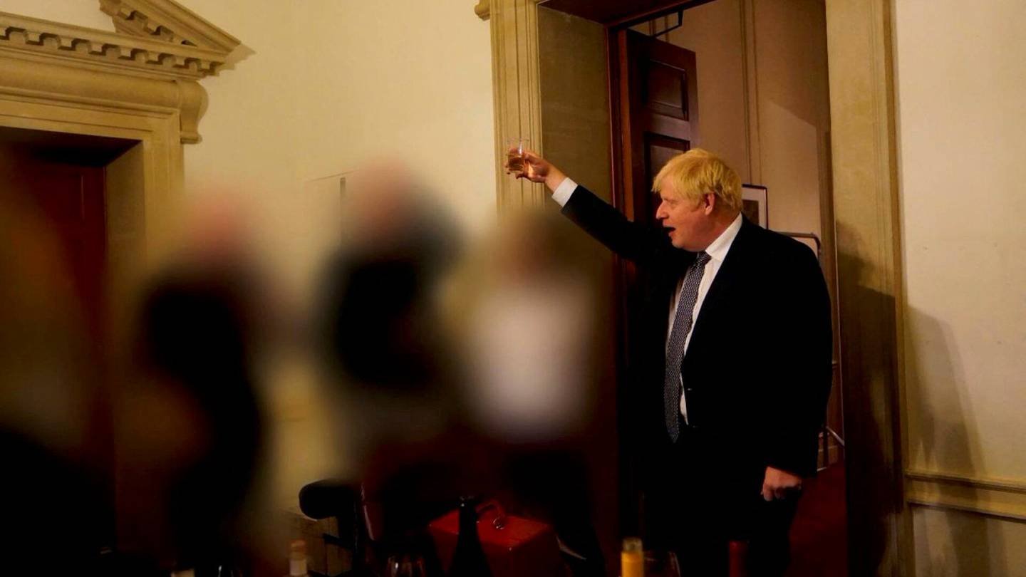 Britannia | Boris Johnson pyysi taas koronajuhlia anteeksi, mutta ei aio erota: Tehtäväni on jatkaa