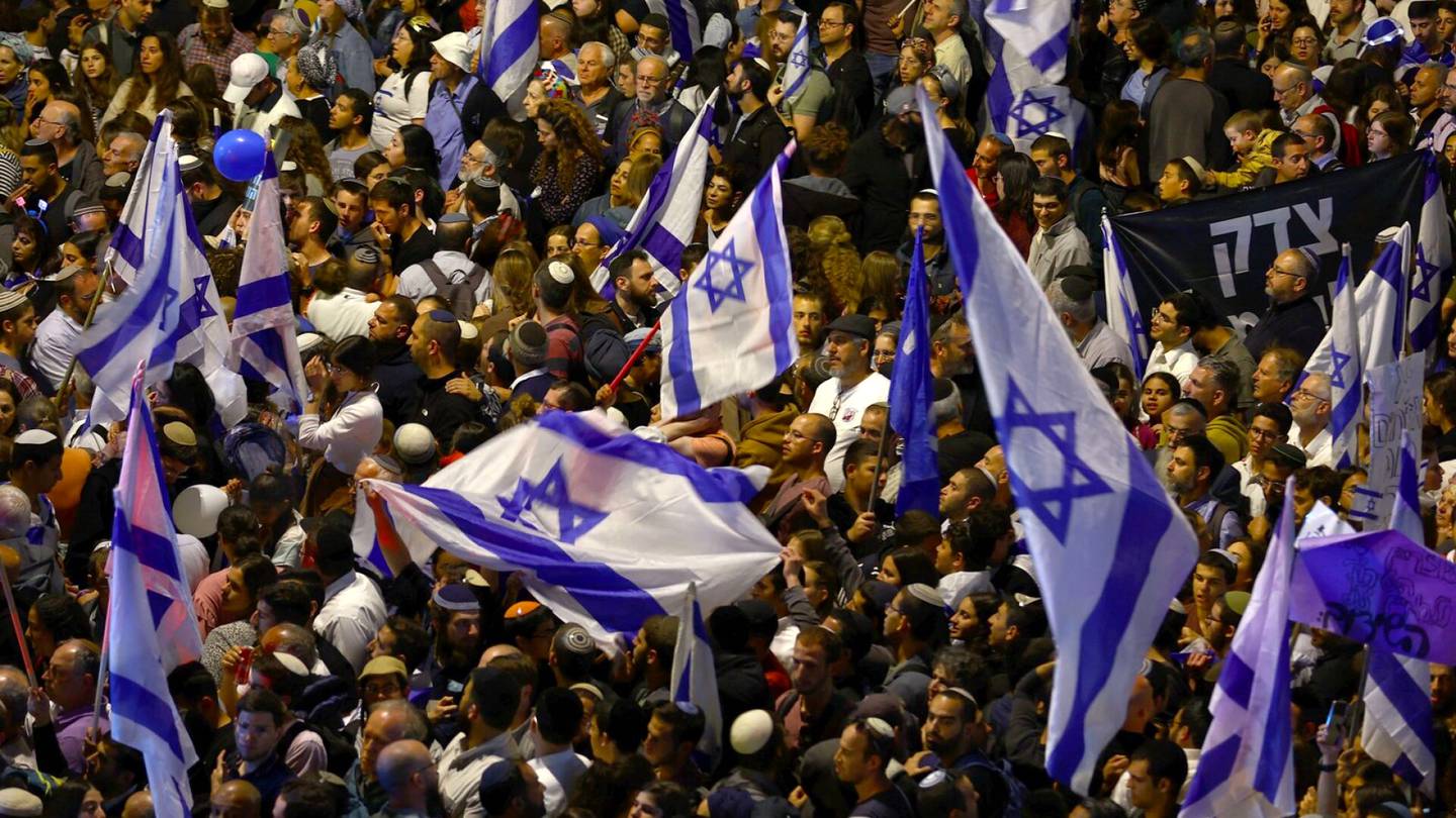 Israel | Tuhannet osoittivat mieltään poikkeuksellisesti Netanjahun kiistellyn laki­uudistuksen puolesta