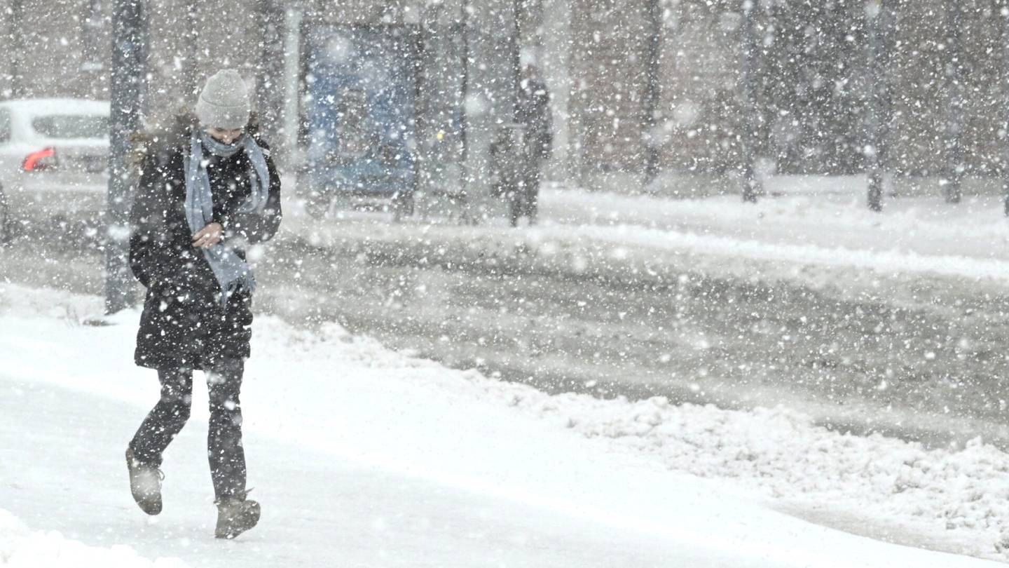 Suora lähetys | Lumimyrsky yltyy Helsingissä – Meteorologin mukaan ”pahin hetki” koittaa pian