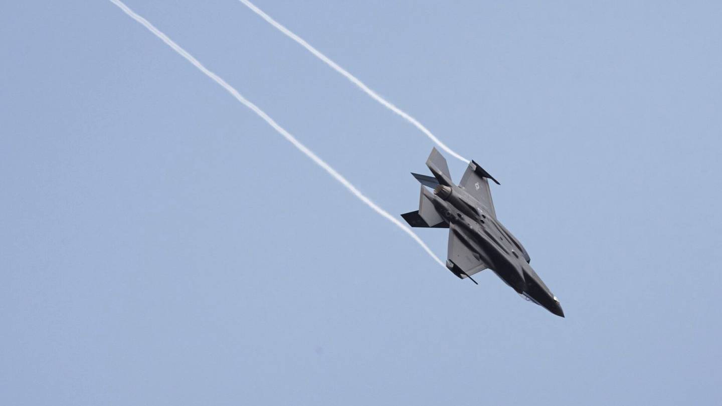 Hävittäjät | Vuoden upseeri pelkää, että F-35-hävittäjiin siirtyminen aiheuttaa lentäjä­pulan
