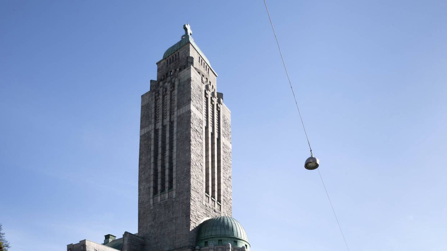 Uskonto | Uusi ilmiö Helsingin Kalliossa: kirkkoon kuulumattomat nuoret ryntäävät rippileireille