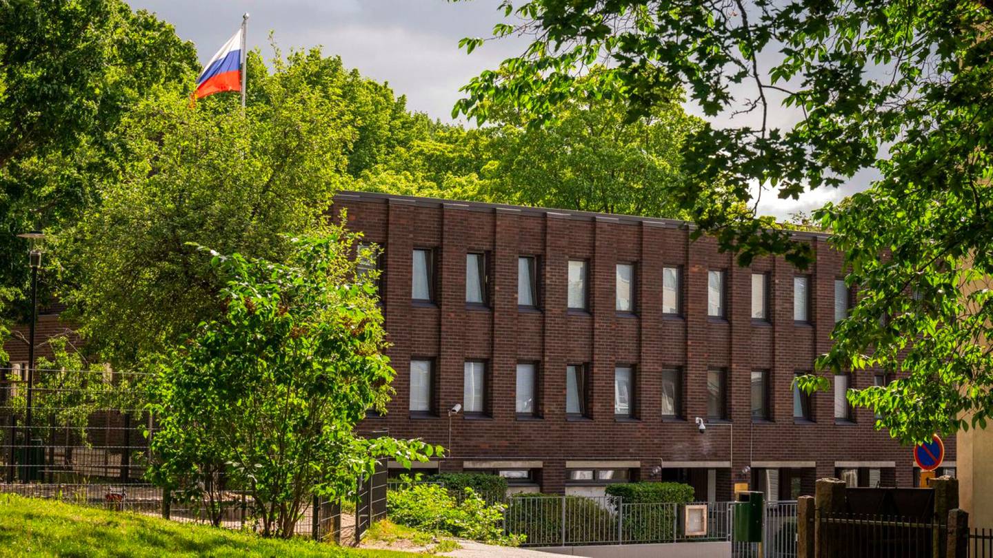 Diplomatia | Venäjän Turun-pää­konsulaatin vuokra­sopimus päättyy – Irtaimiston tyhjennys käynnissä