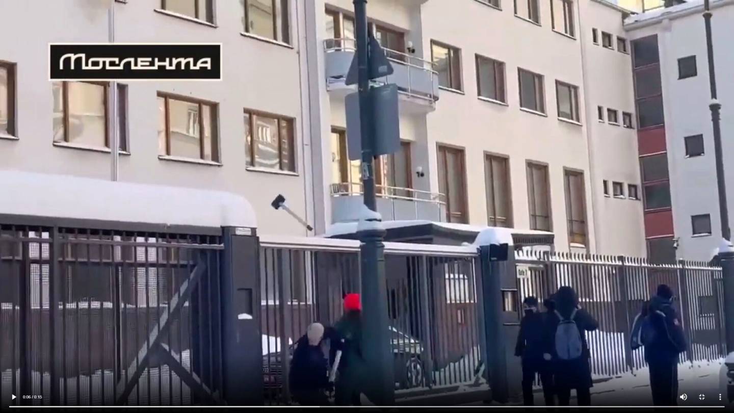 Ilkivalta | Joukko naamioituneita henkilöitä heitti lekoja Suomen Moskovan-suur­lähetystön pihalle