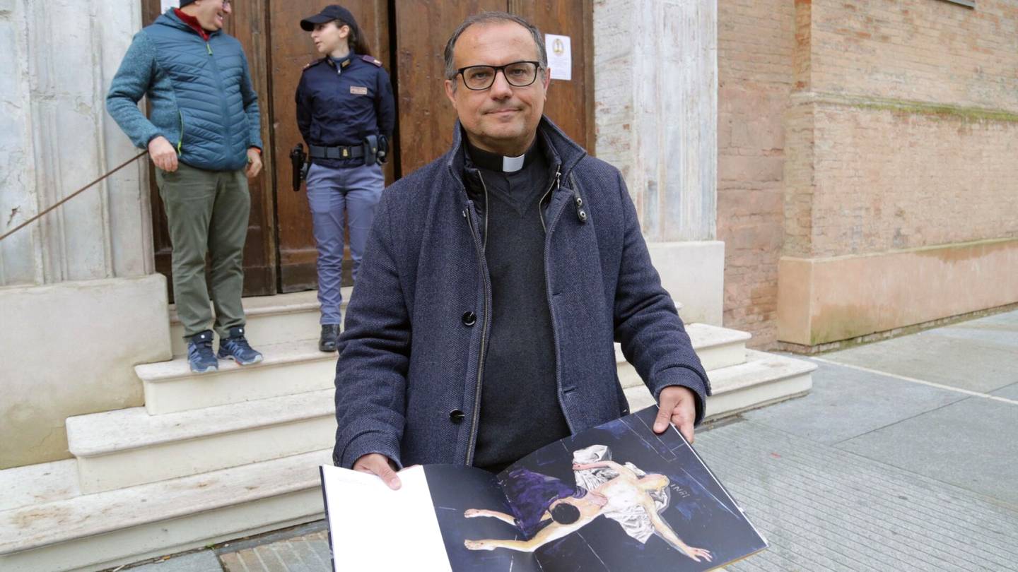 Italia | Jumalan­pilkasta syytetty taiteilija loukkaantui nujakassa, kun maalauksia yritettiin vaurioittaa
