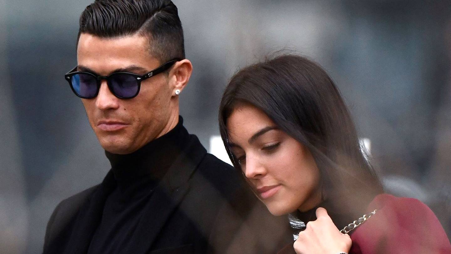 Jalkapallo | Poikavauvansa menettäneen Cristiano Ronaldon pelaaminen illan huippuottelussa on epävarmaa – ”Sinun tuskasi on meidän tuskamme”