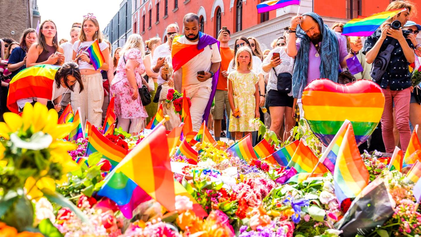 Norja | Norjalaiset marssivat Oslon kaduilla, vaikka virallinen Pride-kulkue peruttiin joukko­ampumisen takia