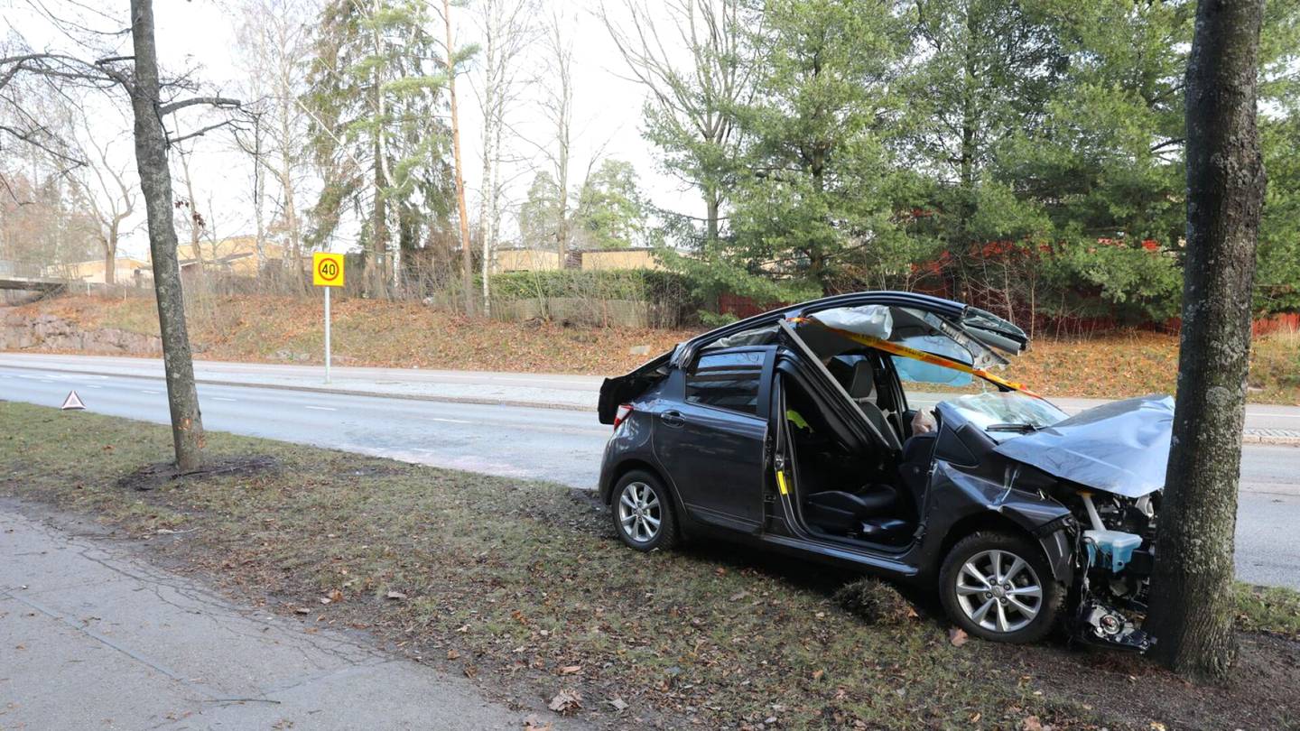 Onnettomuudet | Auto törmäsi puuhun Espoossa: Kaksi ihmistä sairaalaan