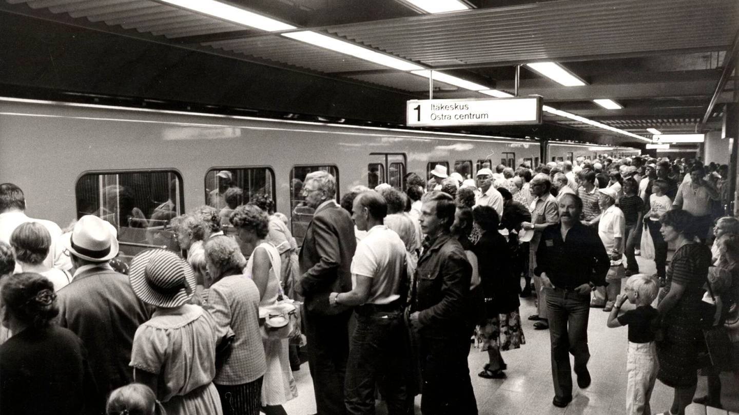 HS Helsinki | Kun Helsingin metro avattiin 40 vuotta sitten, asukkaat valittivat kankeasta liityntä­liikenteestä – Nyt metro on matkustajien suosikki, jonka merkki­päivää juhlitaan sunnuntaina