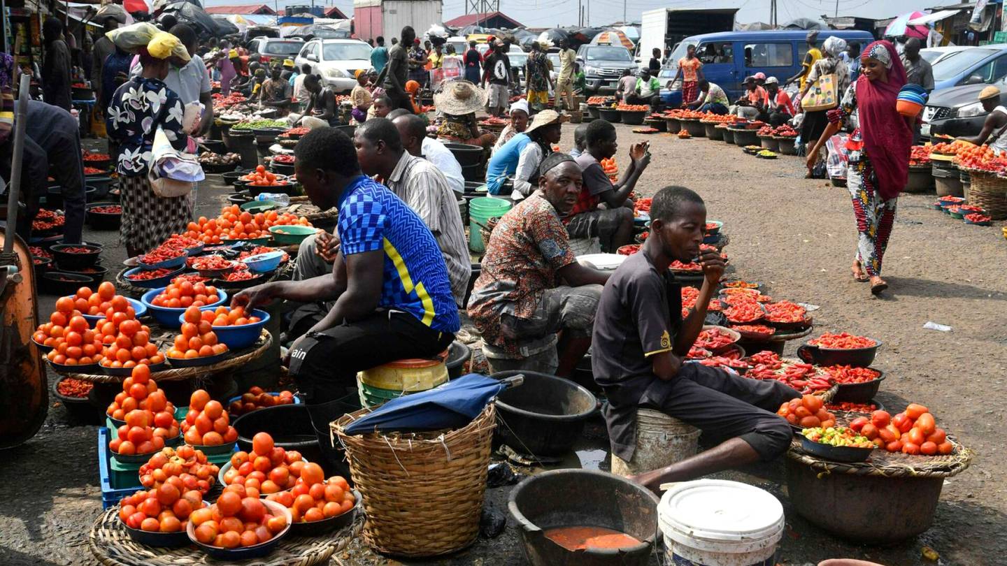 Nigeria | Osavaltio otti käyttöön ulkona­liikkumis­kiellon hillitäkseen käsistä lähtenyttä ruoan ryöstelyä