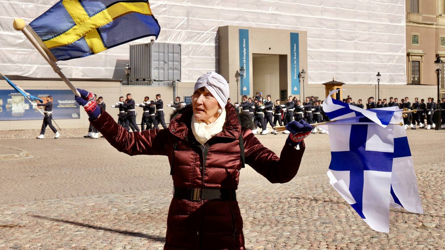 Valtiovierailu Tukholmassa | ”Olemme ylpeitä” – suomalaiset kokoontuivat seuraamaan vierailua