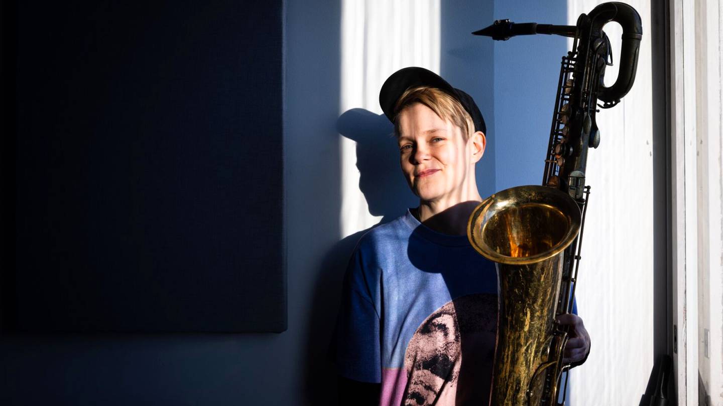 HS Live | Saksofonisti Linda Fredriksson teki viime vuoden kehutuimman jazzlevyn – Nyt ylistetty Juniper kuullaan kokonaisuudessaan keikalla, jonka HS näyttää suorana lauantai-iltana