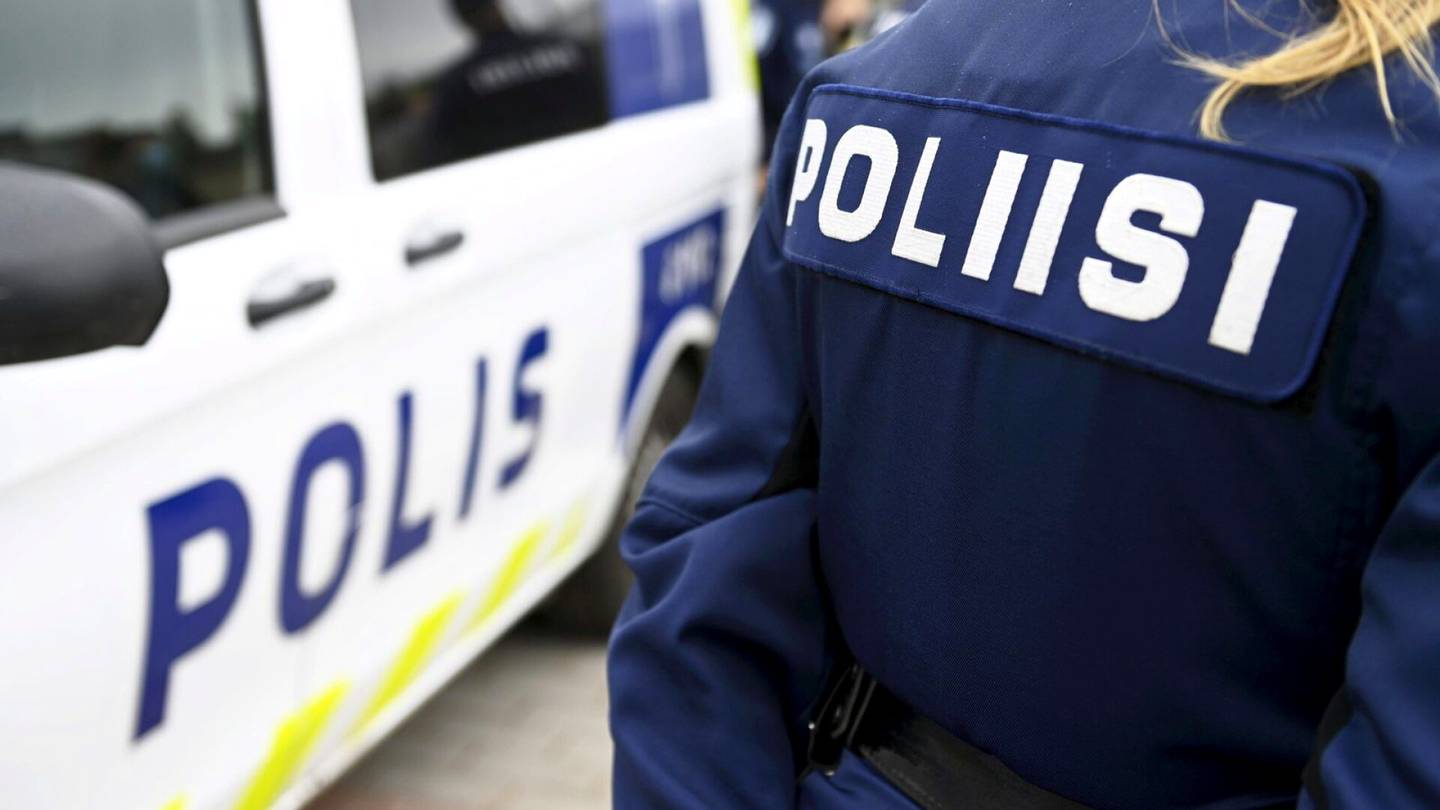 Poliisi | Satojen autojen kokoontumisajo kiersi viikon­loppuna Uuttamaata – ”Levoton meininki”, sanoo ylikomisario