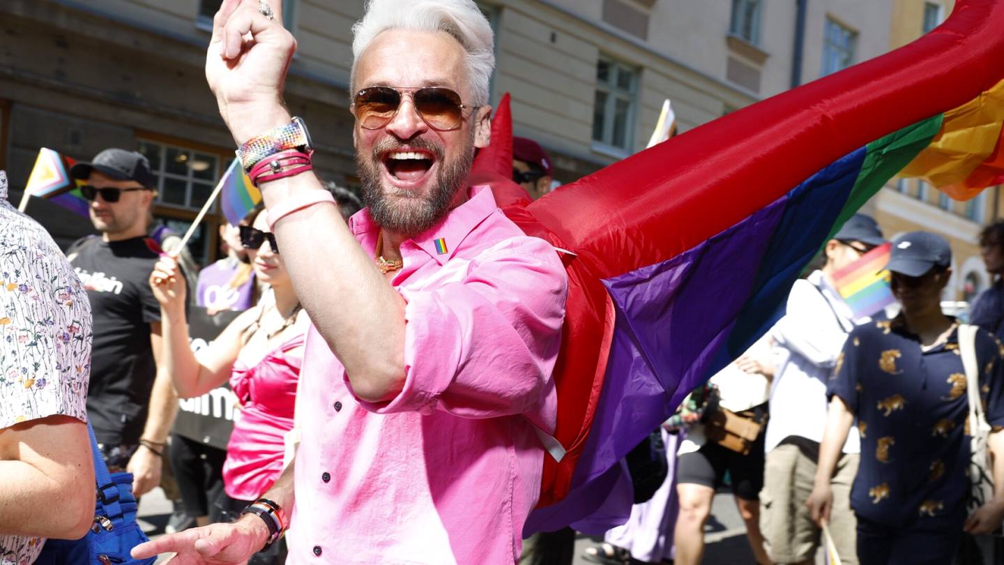 Kuvareportaasi | Priden puku­loisto kuvissa: tältä kulkueen iloinen marssi näytti