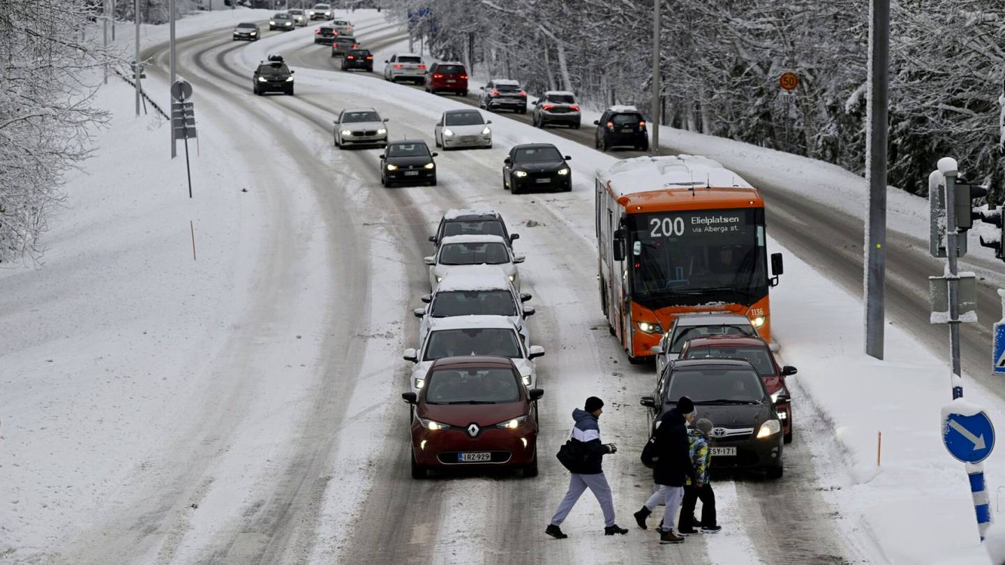 Sää | Lumisateet heikkenevät sunnuntaina, eniten lunta Etelä-Suomessa