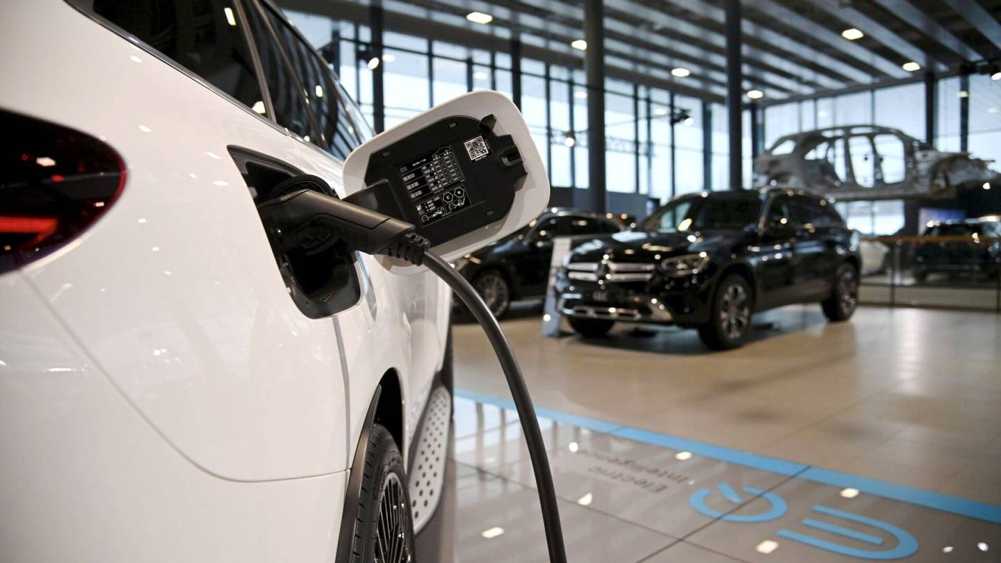 Liikenne | Täyssähkö­autot ja ladattavat hybridit yleistyvät työsuhde­autoina: ”Luvut viisin­kertaistuivat edellis­vuodesta”