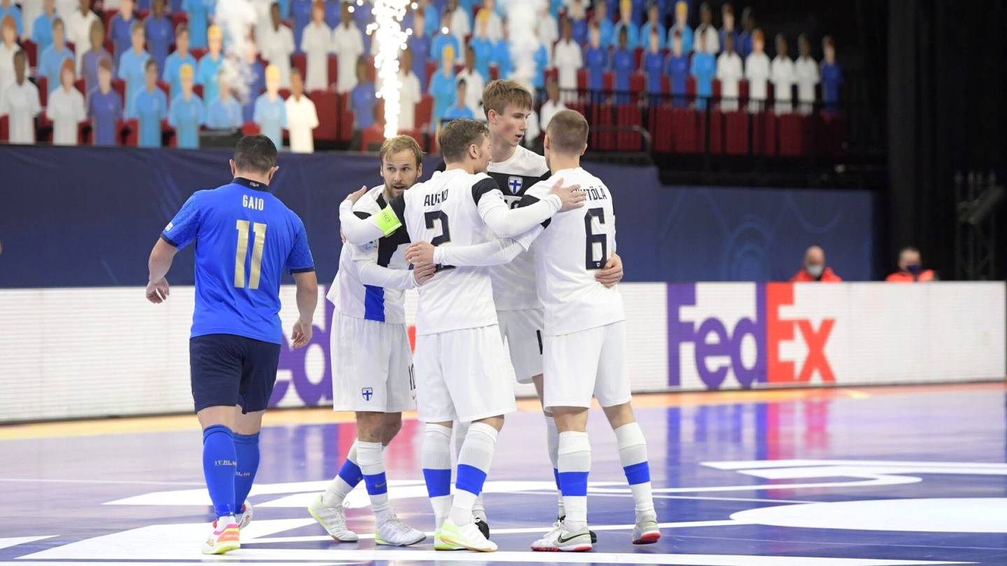 Futsal | Henri Alamikkotervo iski kaksi huimaa kaukolaukausmaalia Italiaa vastaan EM-avauksessa, ja Suomi otti avauspisteen