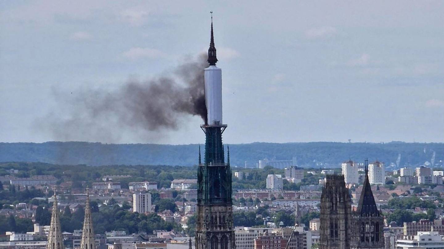 Ranska | Rouenin historiallisessa katedraalissa tulipalo – rakennus evakuoitu