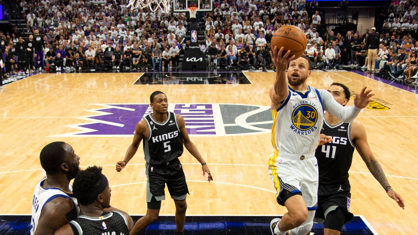 Koripallo | Stephen Curry hurjasteli 50 pisteellään nimensä NBA:n ennätysten kirjoihin