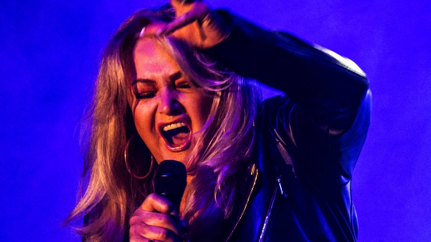 Konserttiarvio | Tämän viikon auringon­pimennys teki Bonnie Tyleristä taas striimi­kuningattaren – Helsingissä hän oli täydessä vedossa