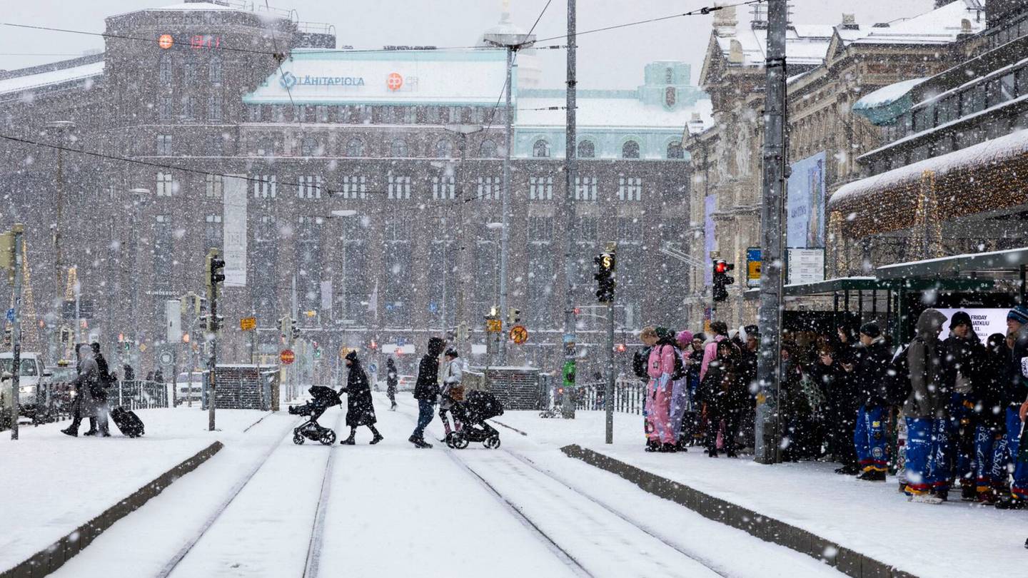 Lumipyry | Poliisi varoittaa erittäin haastavasta ajokelistä Uudellamaalla