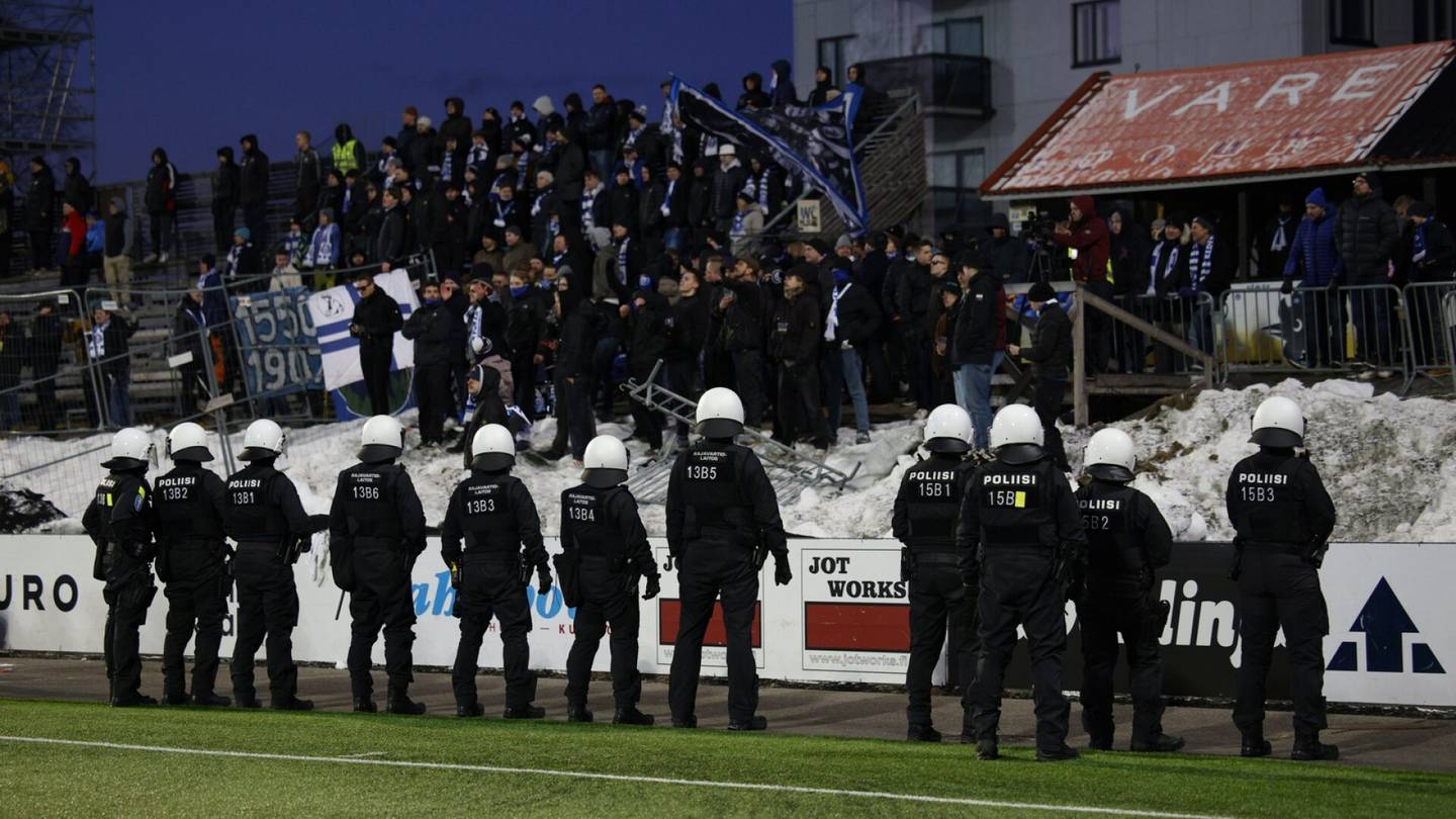 Jalkapallo | Poliisi otti neljä ihmistä kiinni HJK:n pelin jälkeen – Ruudun selostajalta kovaa kritiikkiä Klubin fanien käytöksestä