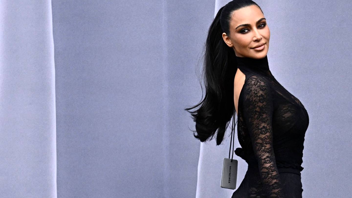 Oikeuskiista | NY Times: Kim Kardashian haastettiin oikeuteen pöydän takia