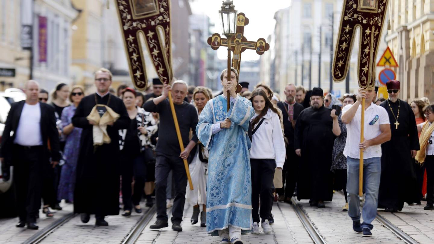 Ortodoksinen kirkko | Ortodoksien risti­saatossa Helsingin keskustassa yli tuhat osallistujaa: ”Täysin poikkeuksellinen tapahtuma”