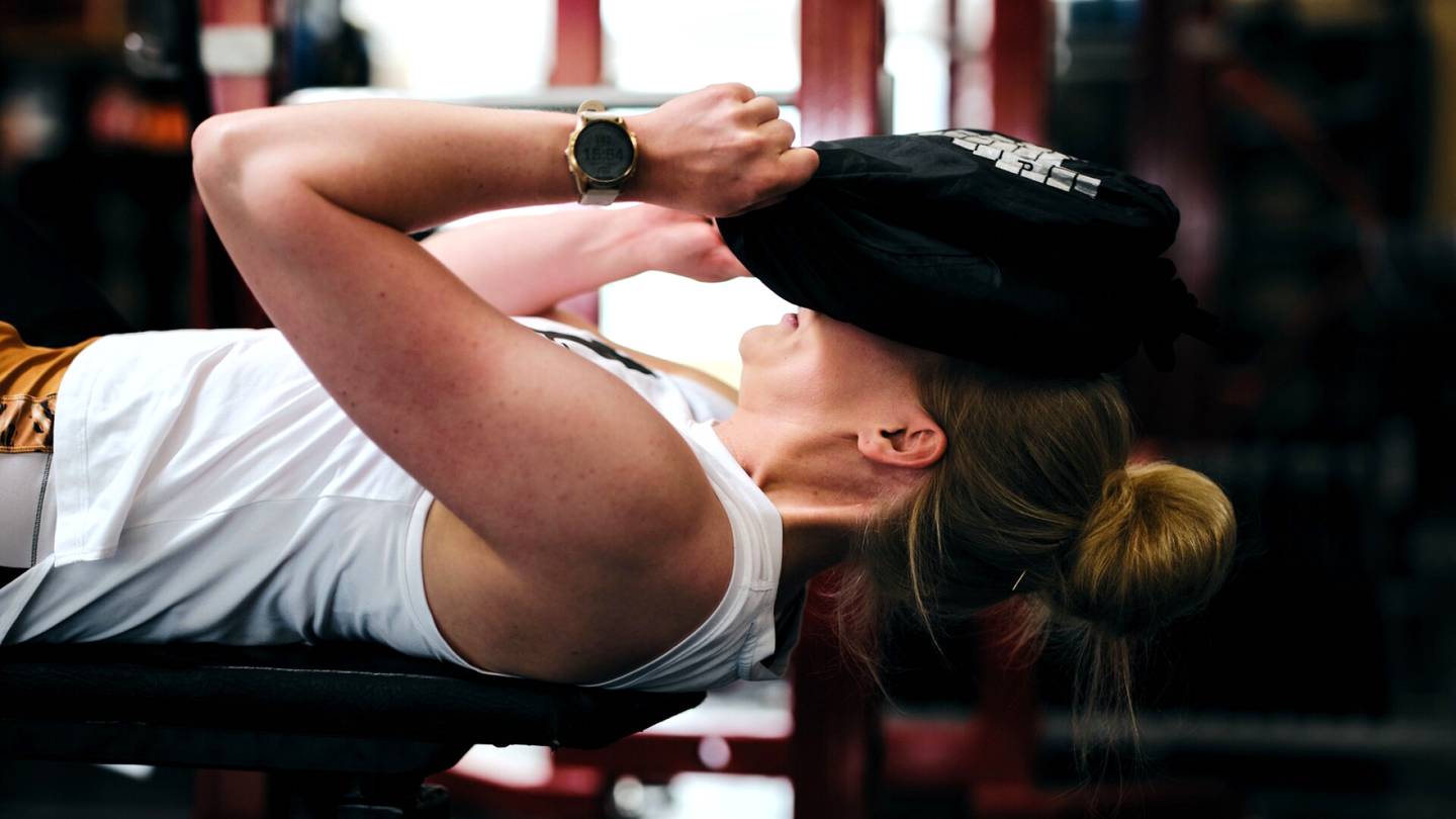 Kesätreeni | Emma Kimiläinen treenaa 15 kilon ”paskapussi” kasvoillaan ja tekee sen jälkeen reaktiotestin, jonka tulos häkellyttää