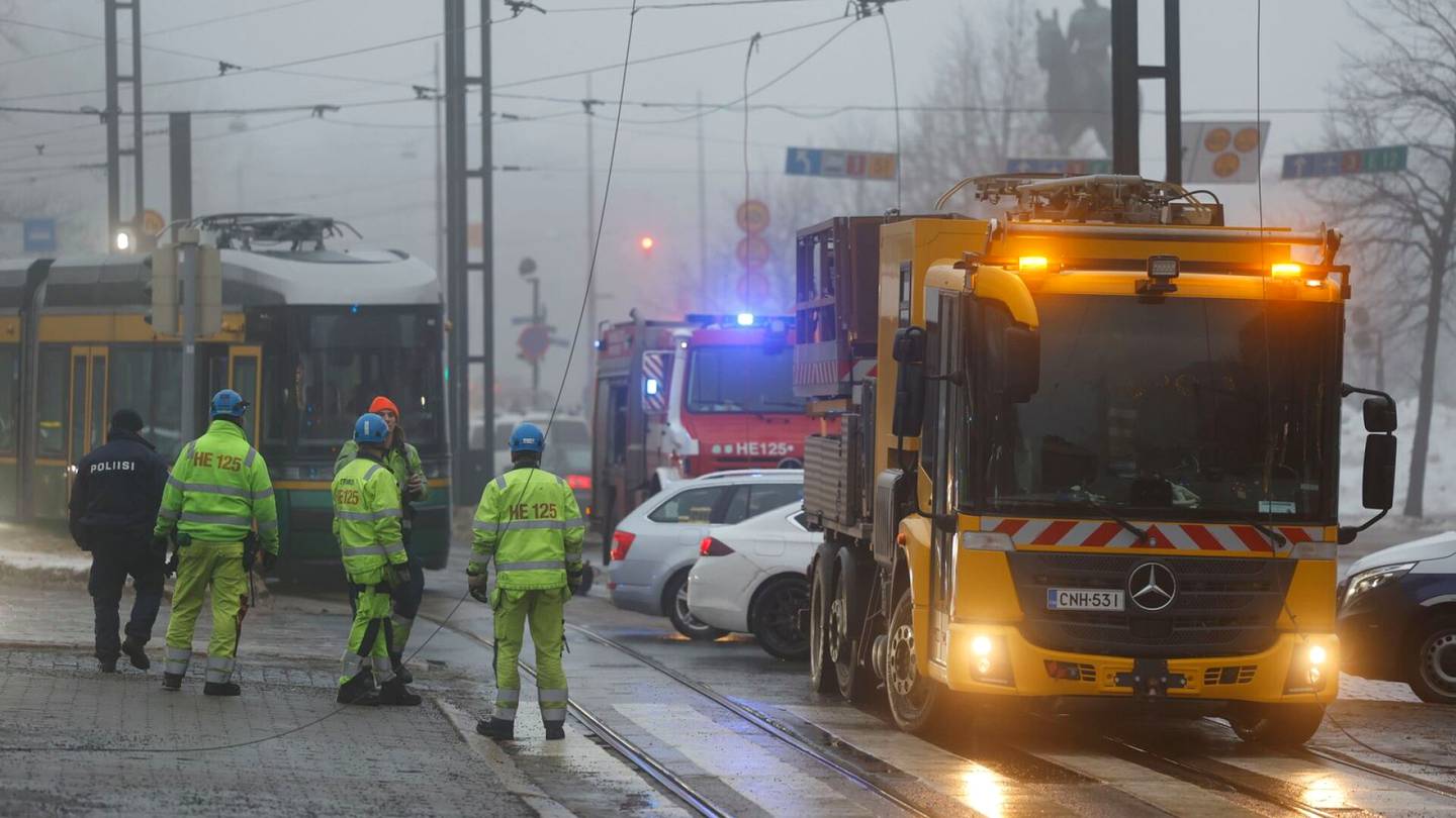 Liikenne | Pudonneet ajolangat korjattiin Helsingin keskustassa – Raitiovaunuliikenteessä luvassa häiriöitä 