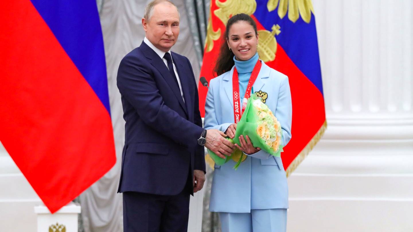 Hiihto | Venäläinen hiihdon olympia­voittaja ylisti jälleen Putinia