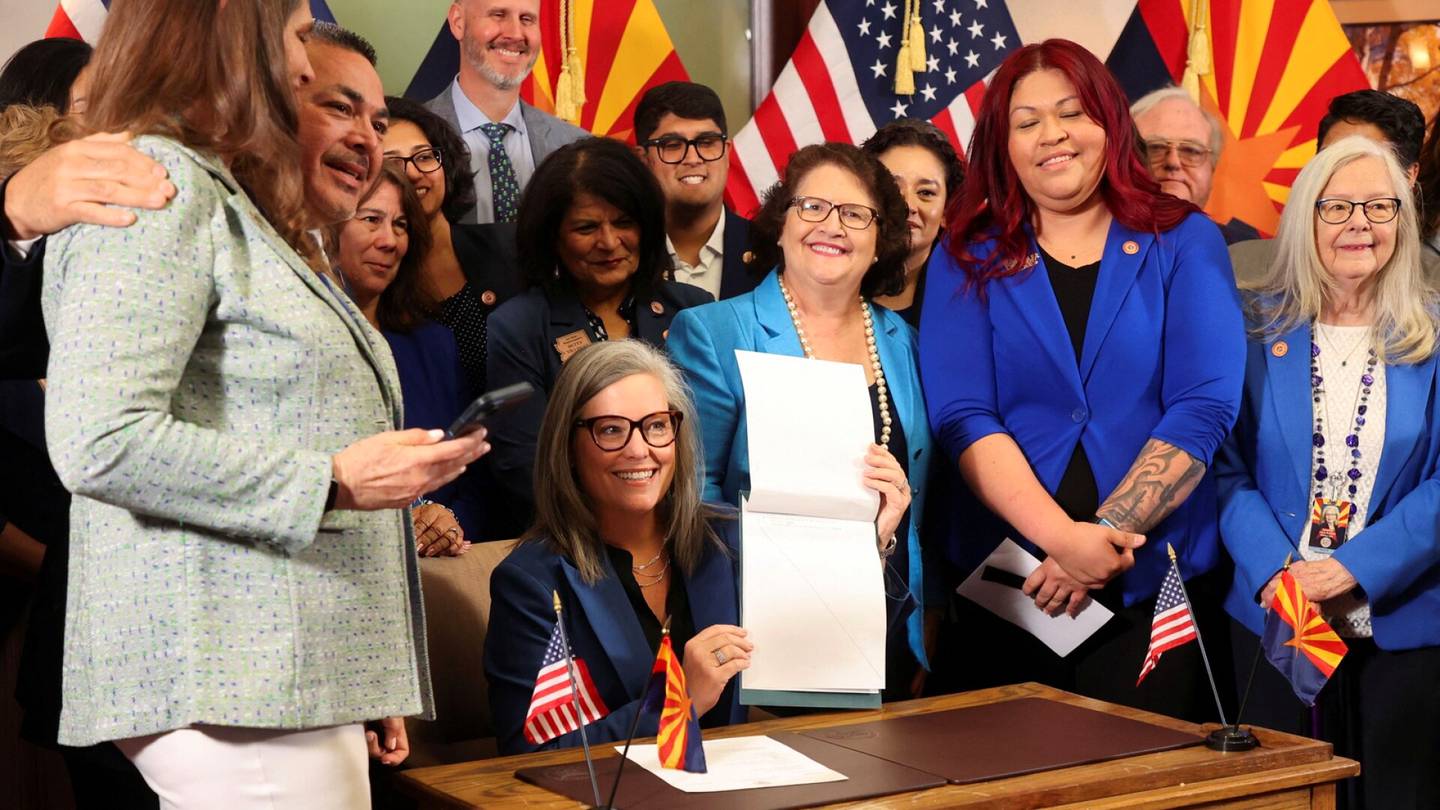 Yhdysvallat | Arizonan kuvernööri allekirjoitti lain 1800-luvulta peräisin olleen abortti­lain kumoamiseksi