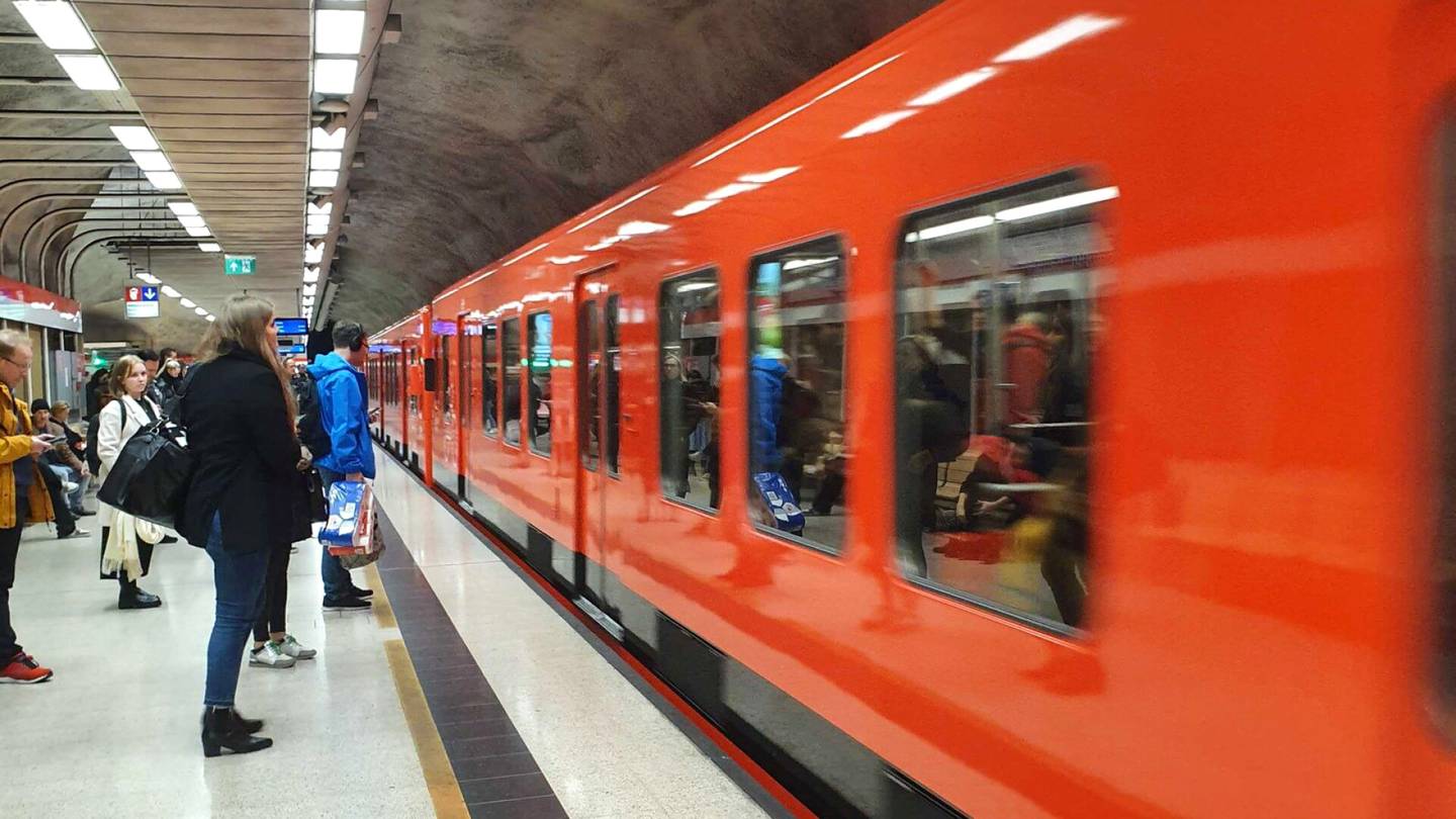 Joukkoliikenne | Metro­liikenne takkuaa rikkoutuneen metro­junan takia