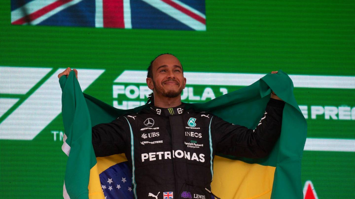 Formula 1 | Lewis Hamilton joutui tuomariston kuultavaksi turvavyön irrottamisen takia