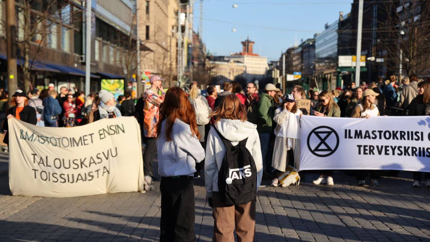 Mielenosoitukset | Elokapinan mielen­osoitus pysäytti liikenteen Pohjoisesplanadilla ilta­päivällä