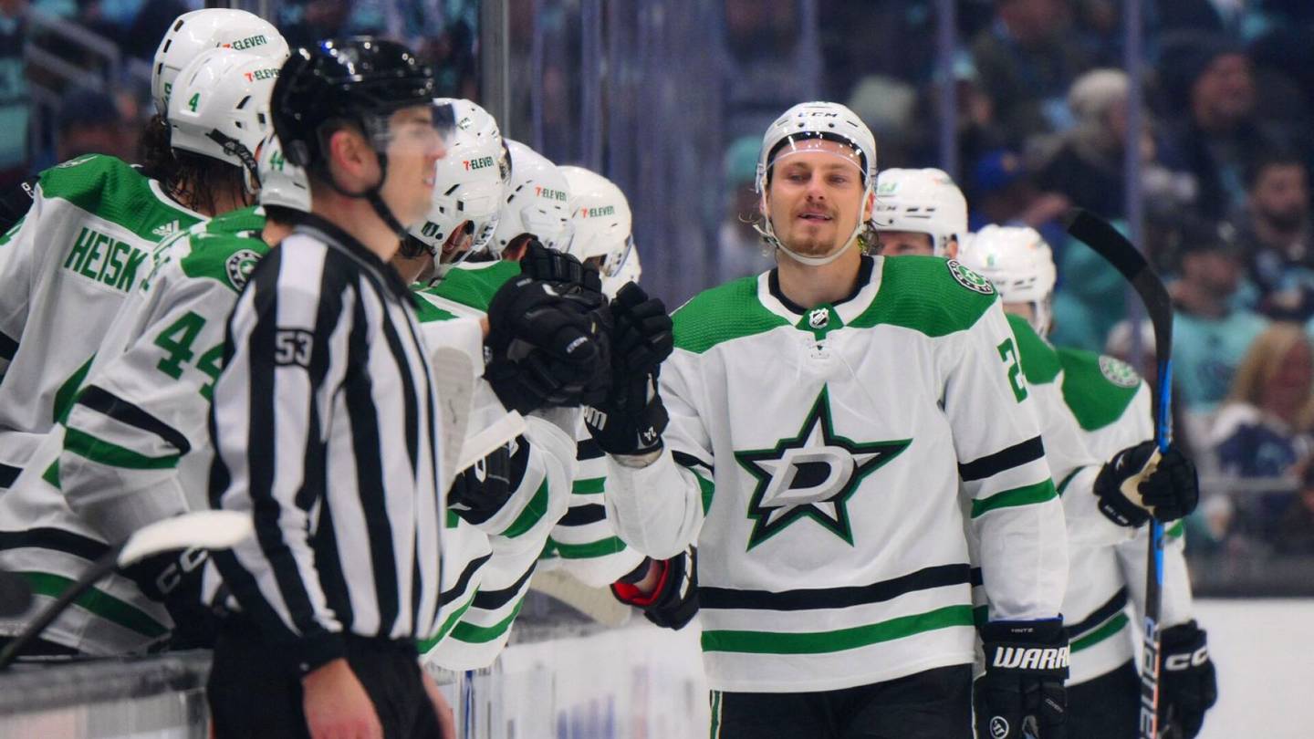 Jääkiekko | NHL:n pudotus­peleissä hämmentävä ilmiö – Dallasin tähti­hyökkääjä Roope Hintz pyöritteli päätään