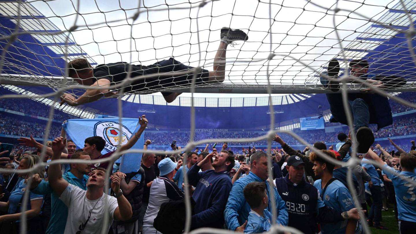 Jalkapallo | Manchester Cityn fanit pahoinpitelivät vastustajan maalivahdin – Videolta näkyy, kuinka Robin Olsen saa useita iskuja päähän