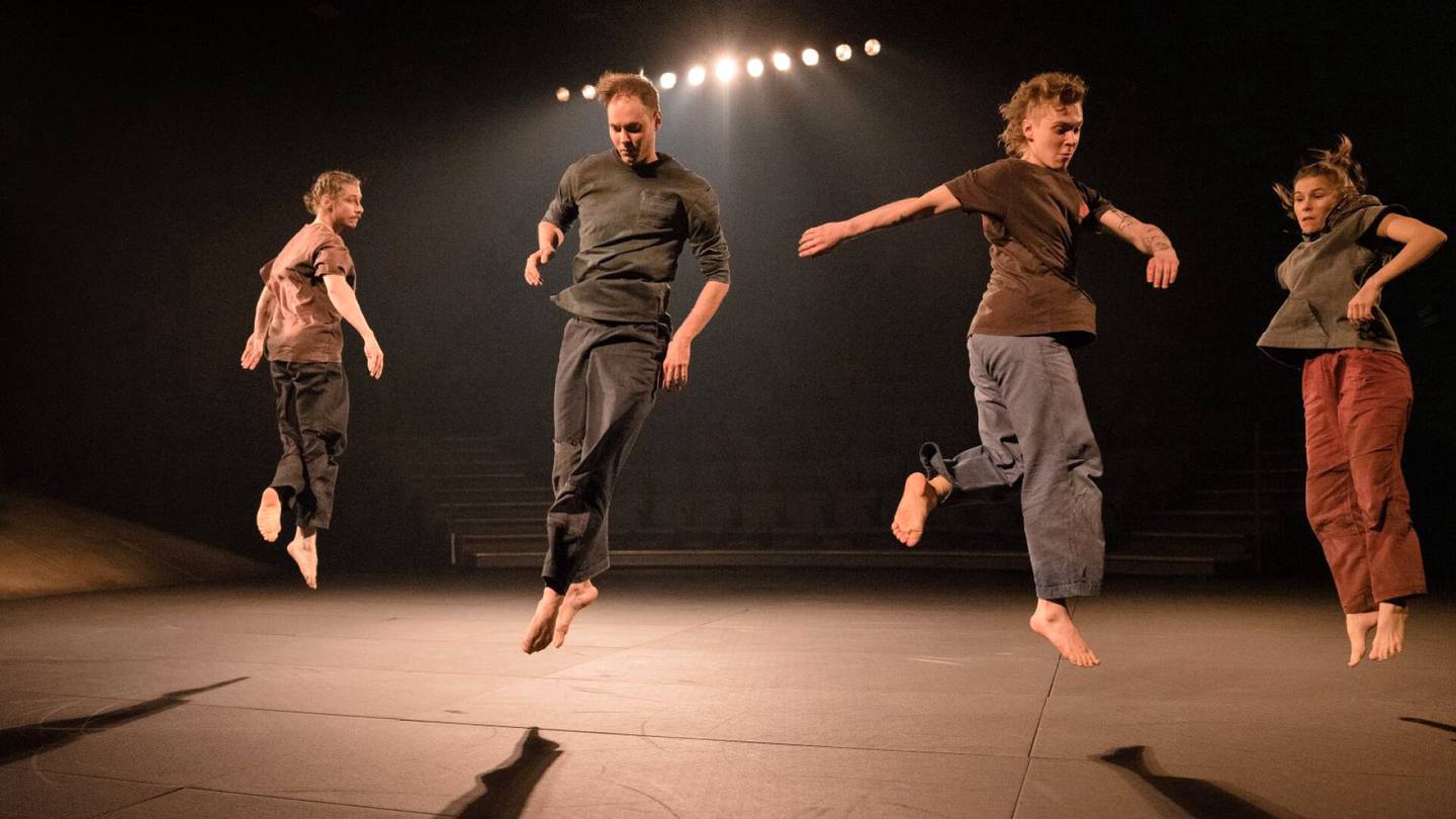 Tanssiarvostelu | Gravity ohjaa ulos uhkaavasta dystopiasta, liikkeen helppous luo teokseen painottomuuden tunnetta