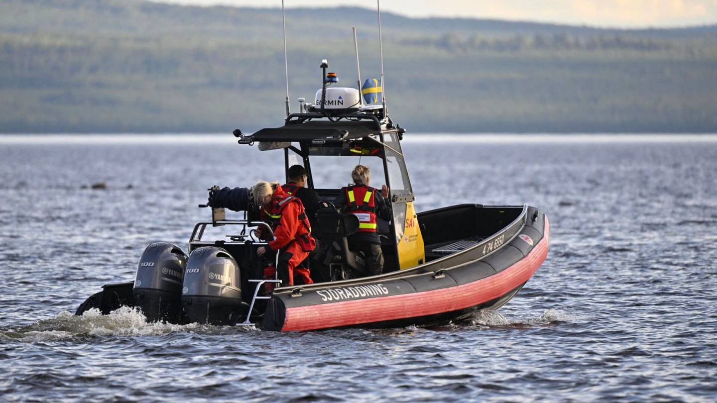 Onnettomuudet | Yksi kuollut ja yksi kateissa pienkoneen pudottua järveen Ruotsissa