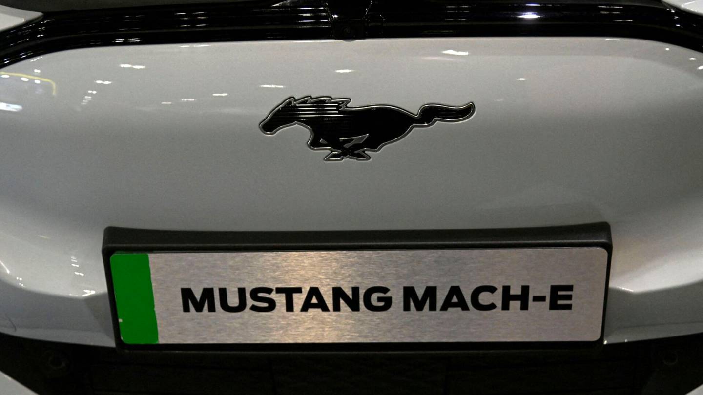 Autot | Ford laskee täys­sähköisen katu­maasturinsa hintoja Teslan perässä