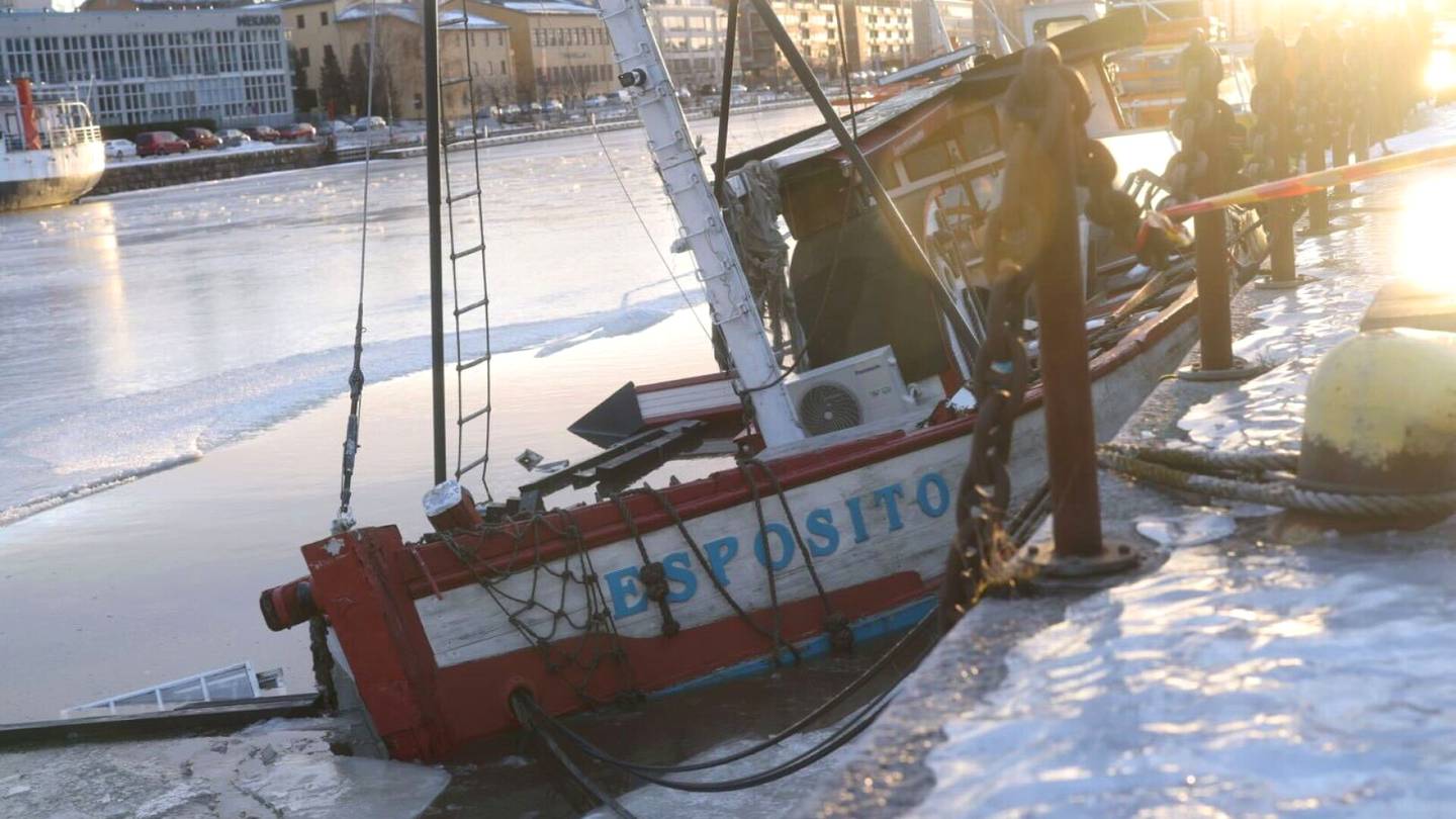 HS Turku | ”Siellä pysyy” – Jokilaiva upposi osittain Aurajokeen, tältä paikalla näyttää