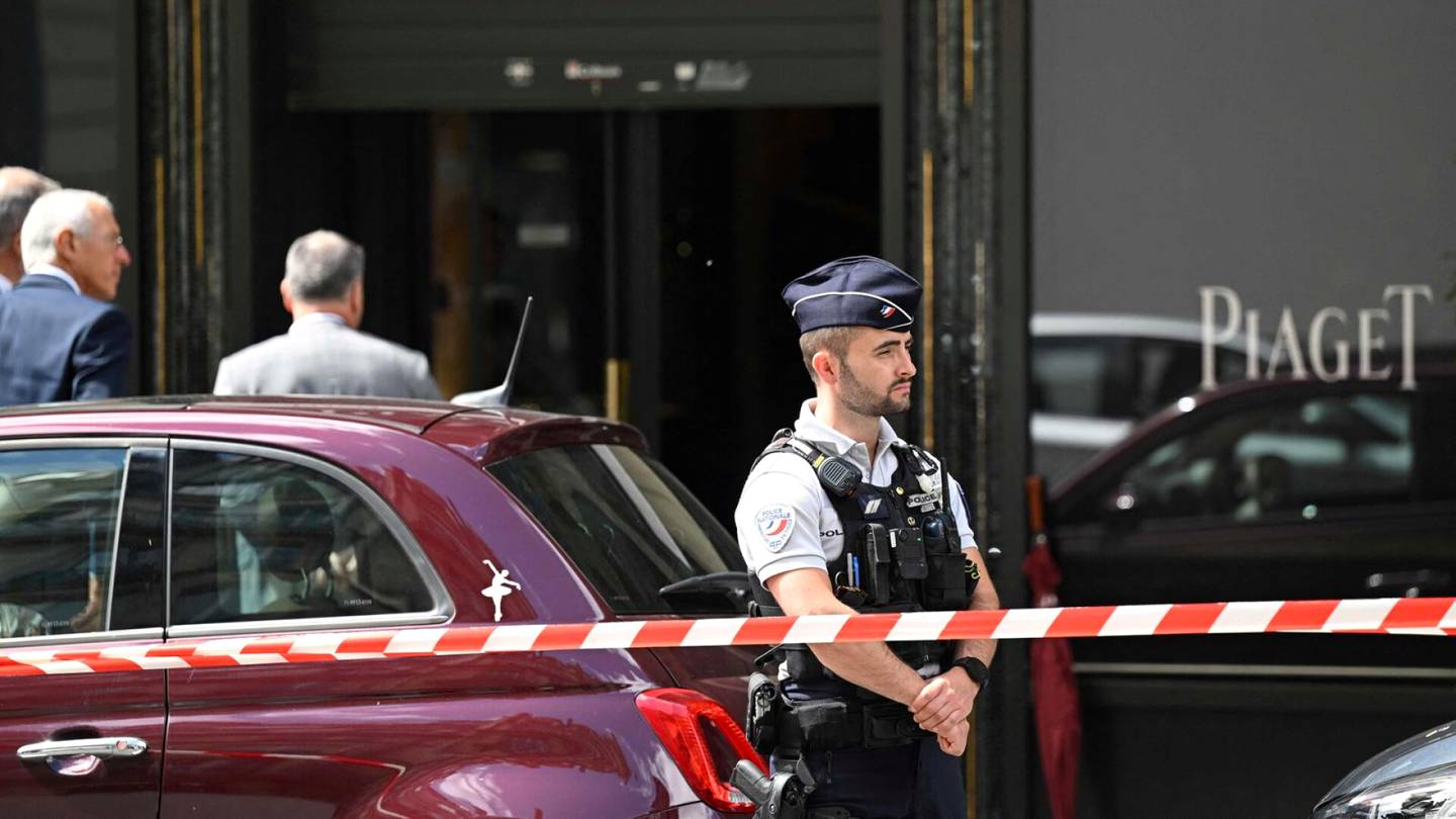 Ranska | Aseistautuneet ryöstäjät veivät yli 10 miljoonan euron arvosta koruja Pariisissa
