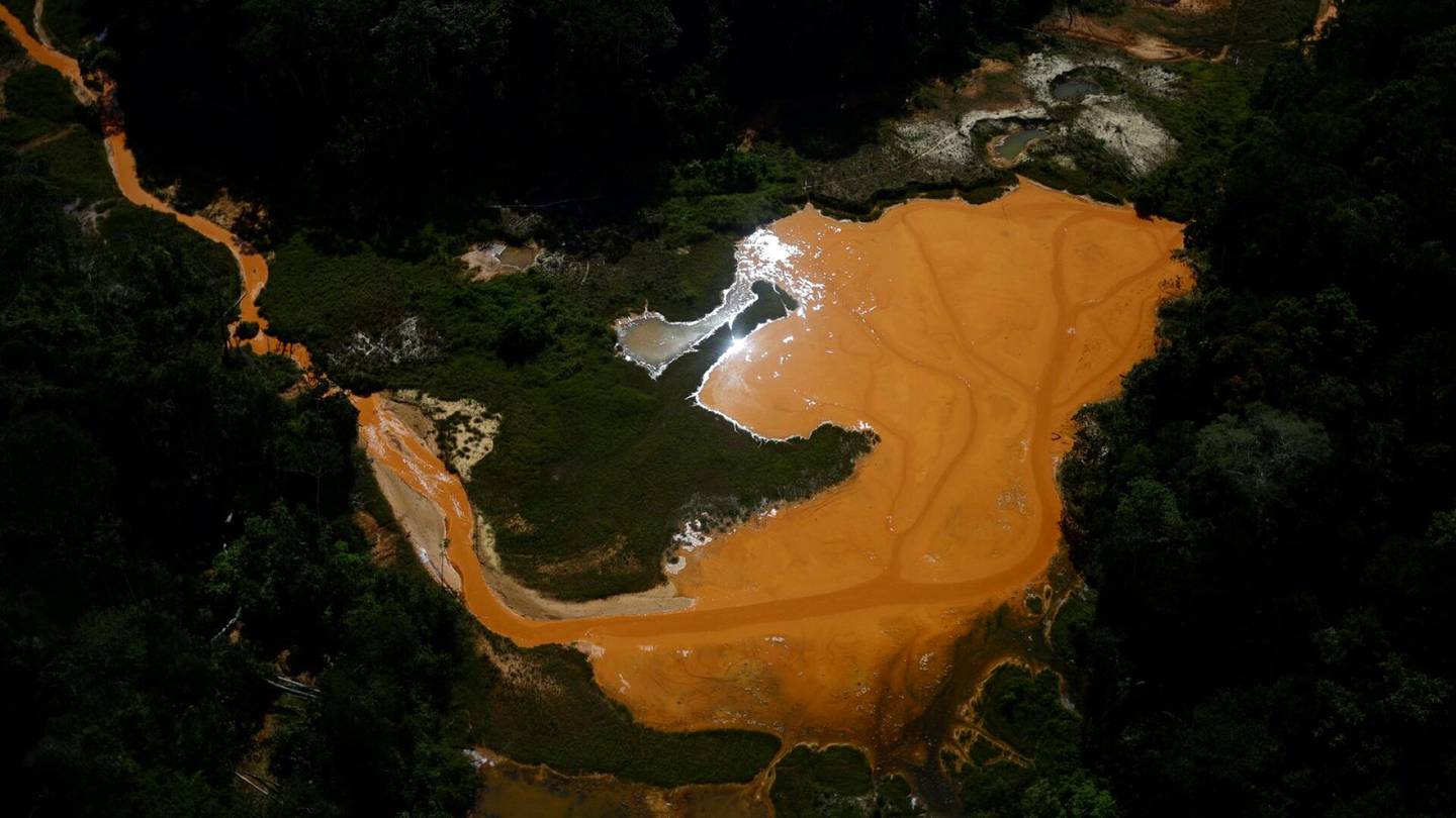 Video | Yksi joki vaahtosi kuin olut, toinen värjäytyi helakan vihreäksi – Laittomat kaivokset ja myrkyt tärvelevät vesiä Brasiliassa